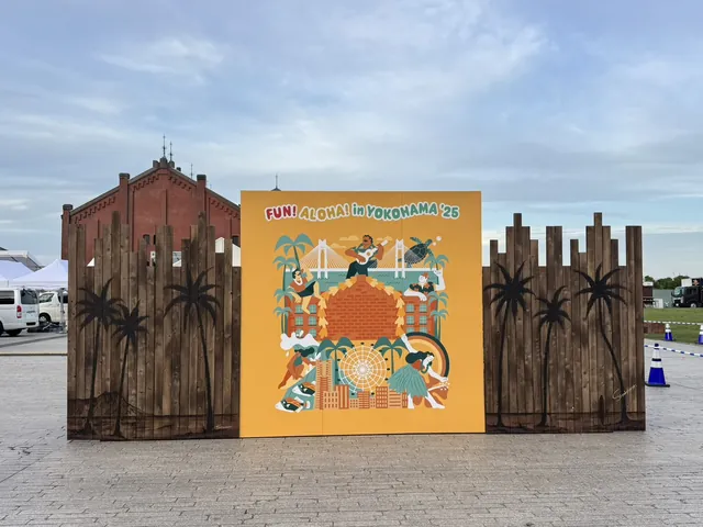 横浜赤レンガ倉庫の前に設置されたFUN! ALOHA! in YOKOHAMA ’25のアートボード