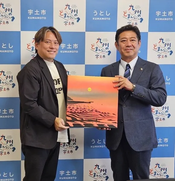 宇土市長と夕景の作品を手にするSHINGIIIIII