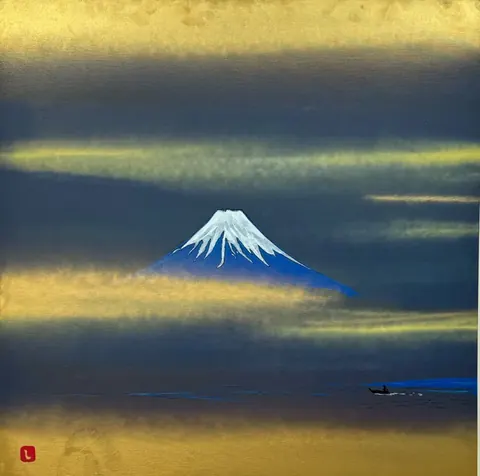 金と藍の霞の中に浮かぶ青い富士山